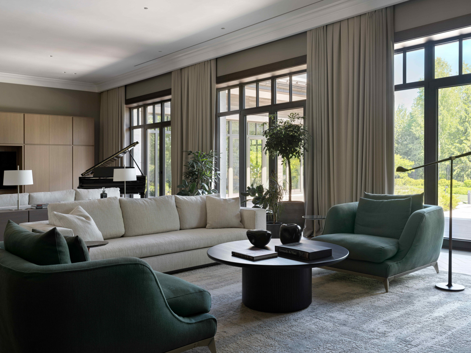 Defined by three floor-to-ceiling windows, a circular flow allows multiple zones to coexist seamlessly