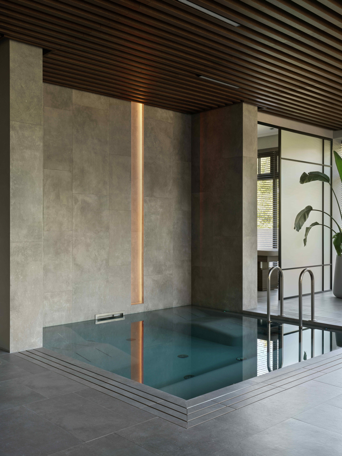 Micro pool mosaic complements the porcelain stoneware by Cerim