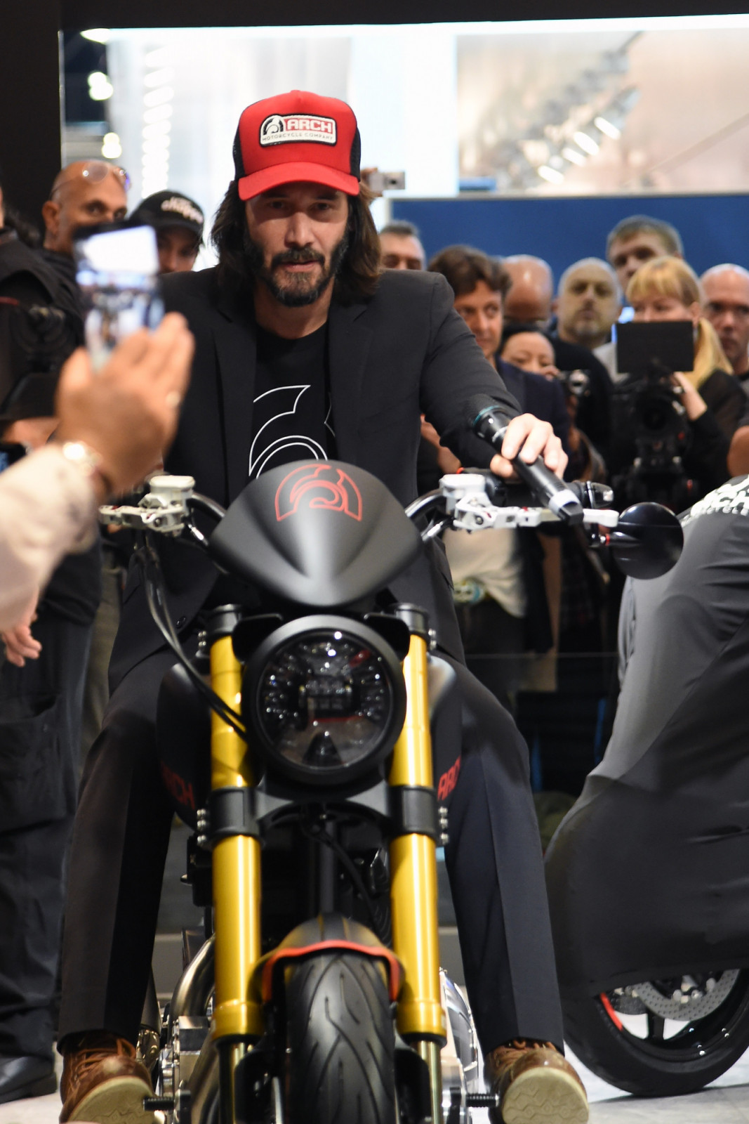 醉心重機的基努李維創立了Arch Motorcycle,圖為他參加2017年米蘭國際機車展騎車英姿。MILAN, ITALY - NOVEMBER 08: Keanu Reeves attends Arch press conference at EICMA 2017, the International Motorcycle Fair, on November 8, 2017 in Milan, Italy. (Photo by Pier Marco Tacca/Getty Images)