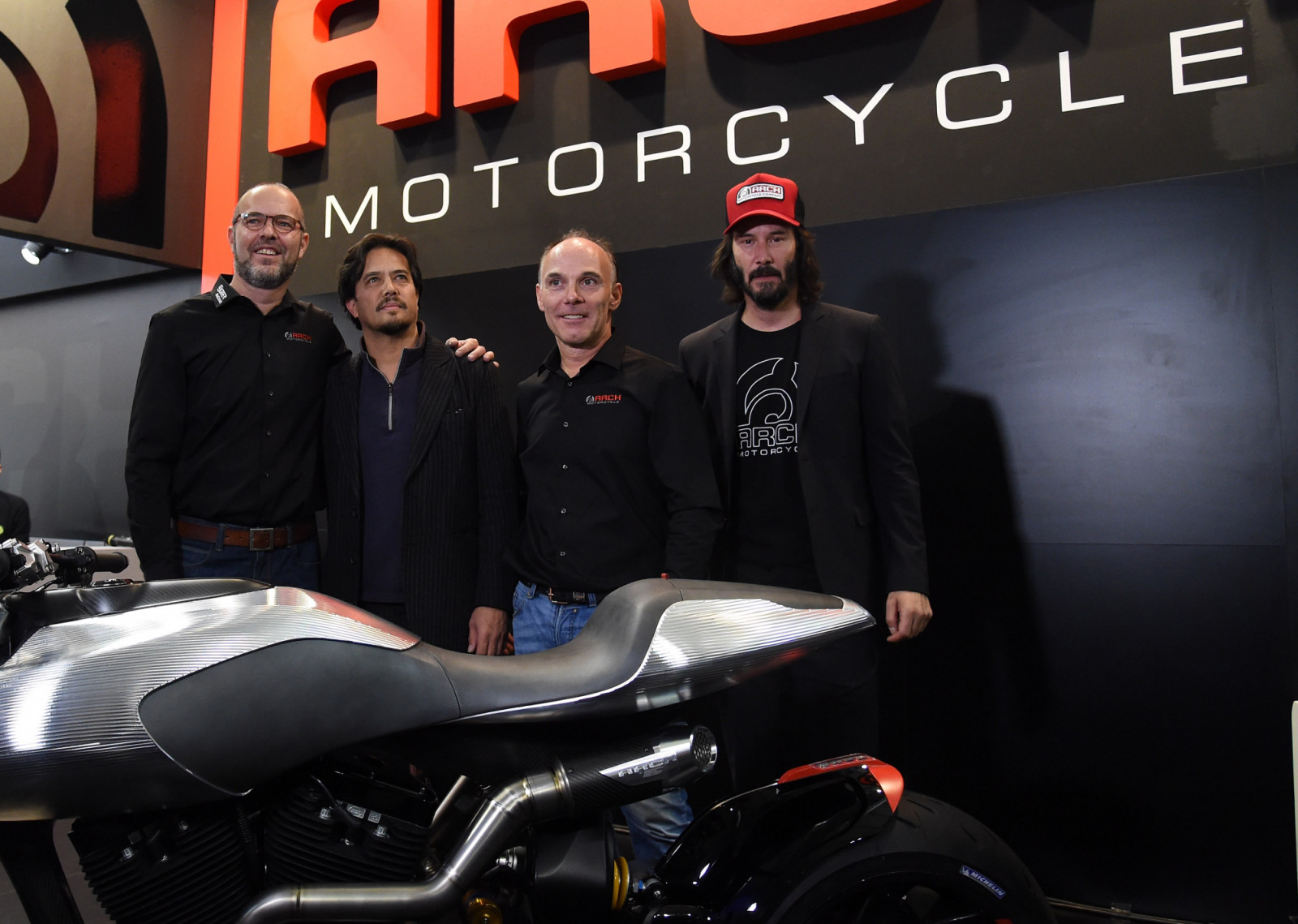 基努李維與Arch Motorcycle夥伴參加米蘭國際機車展。MILAN, ITALY - NOVEMBER 08: (2L) and (R)Keanu Reeves pose during the Arch press conference at EICMA 2017, the International Motorcycle Fair, on November 8, 2017 in Milan, Italy. (Photo by Pier Marco Tacca/Getty Images)