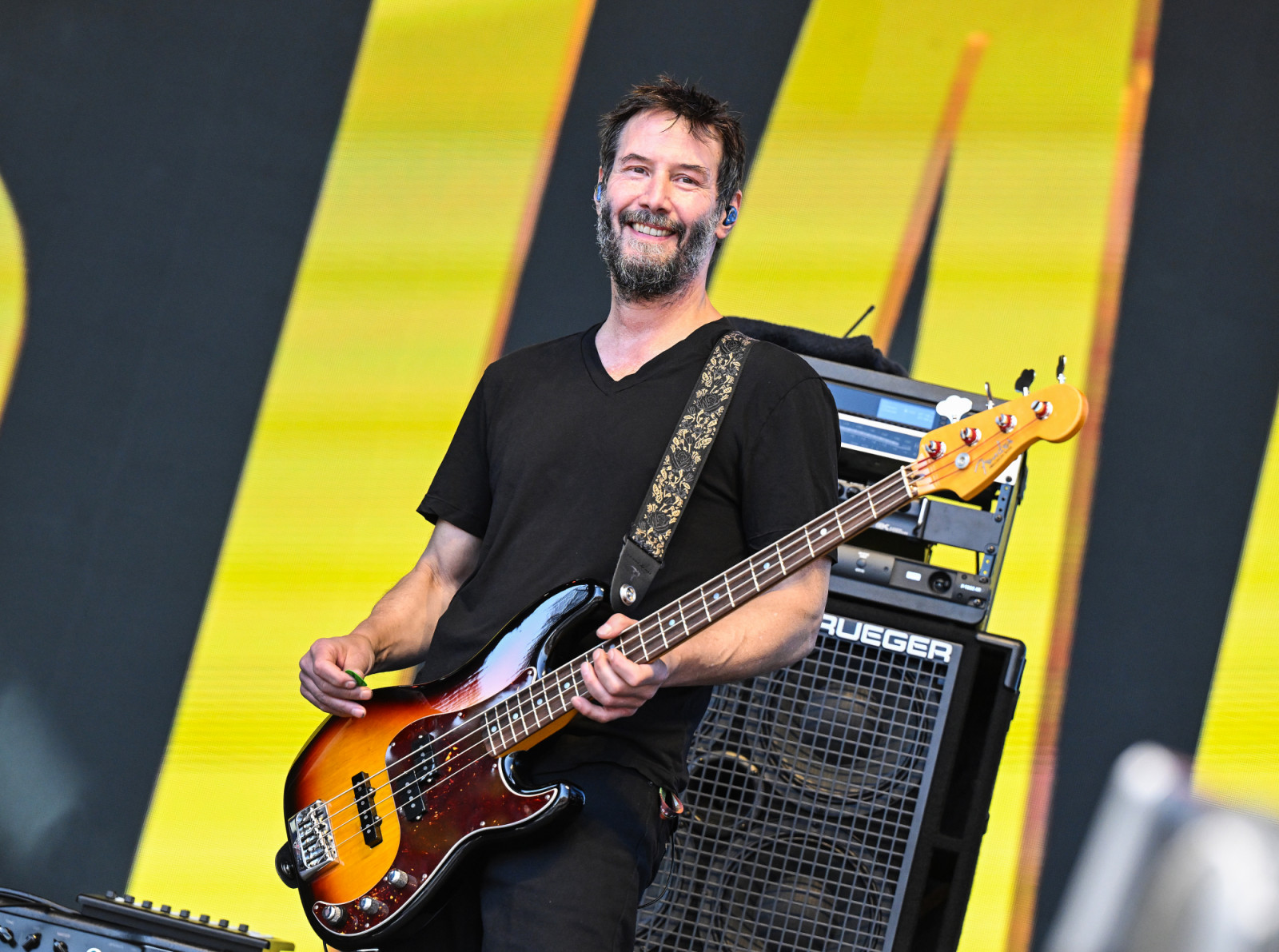 基努李維是天狼星Dogstar樂團的Bass手。 Keanu Reeves of Dogstar performs on stage at day 1 of Ohana Festival held at Doheny State Beach on September 27, 2024 in Dana Point, California. (Photo by Gilbert Flores/Billboard via Getty Images)