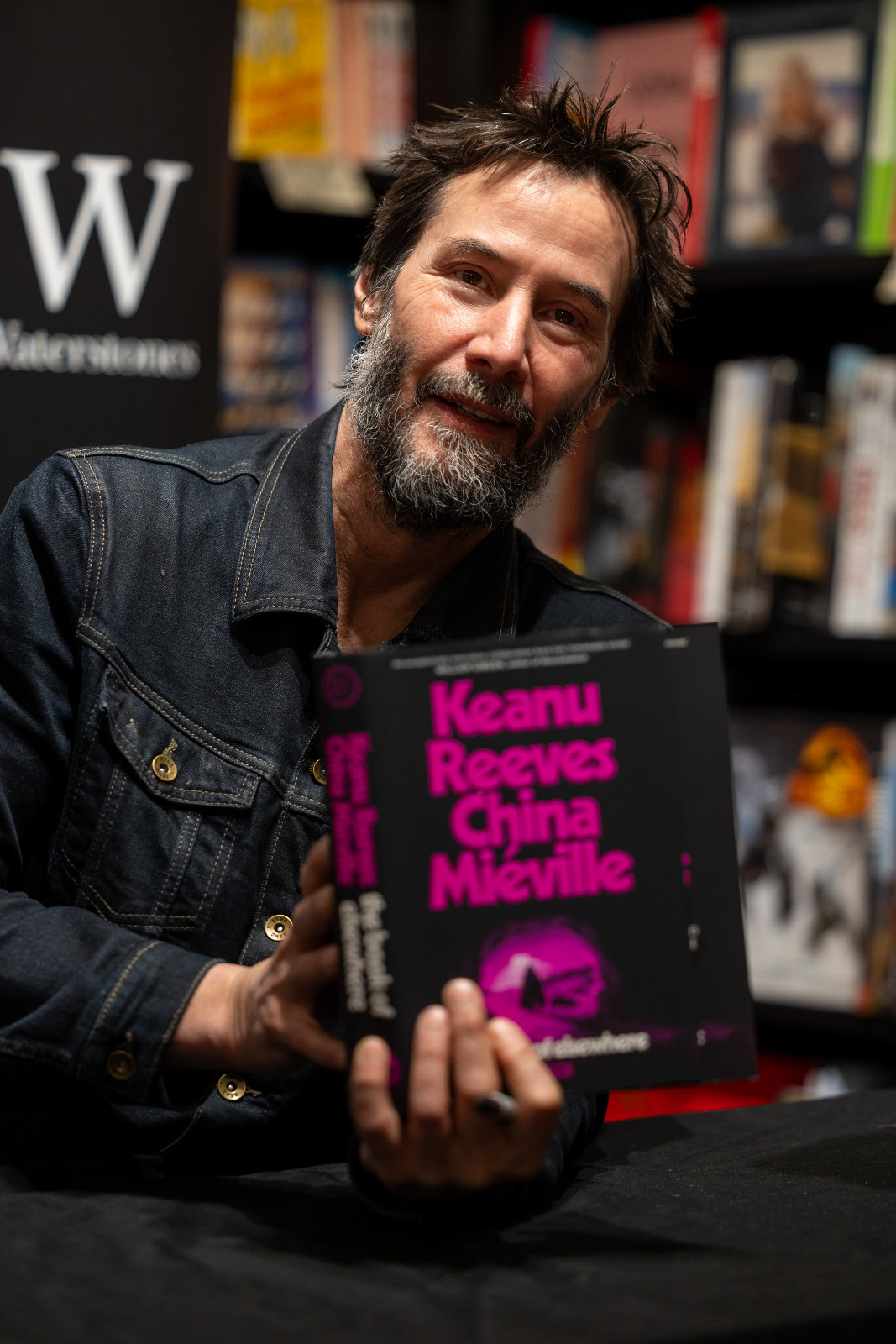 基努李維為科幻小說舉辦簽書會。Keanu Reeves Signs Copies Of His Novel "The Book of Elsewhere"
LONDON, ENGLAND - DECEMBER 09: Keanu Reeves signs copies of his new novel 'The Book of Elsewhere' at Waterstones Piccadilly on December 09, 2024 in London, England. (Photo by Shane Anthony Sinclair/Getty Images)