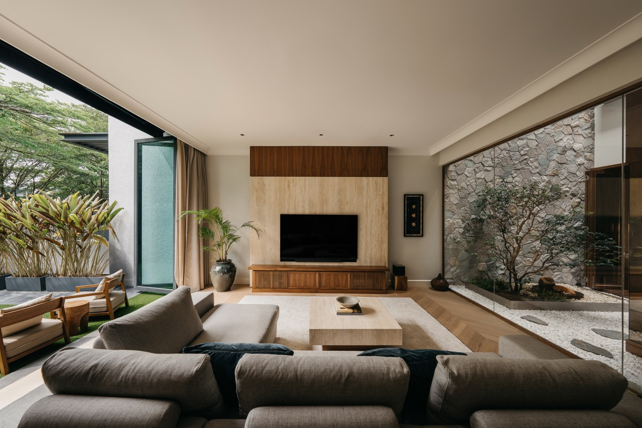 he living room in full, with the entrance garden to the left and the glass-walled sunken courtyard to the right