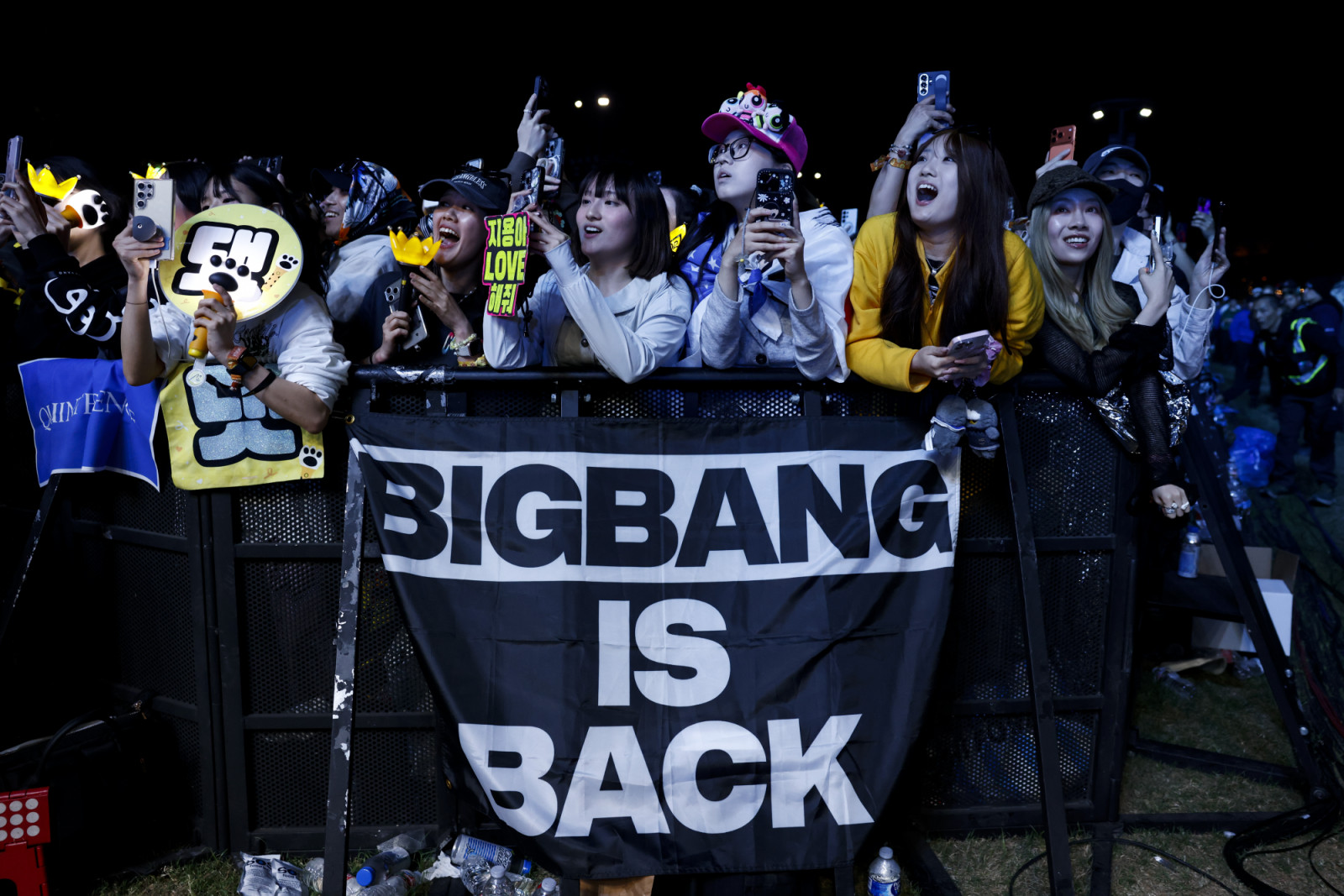 Festivalgoers watch Bigbang perform at Coachella weekend 1 (Photo: Kayla Bartkowski / Los Angeles Times via Getty Images)