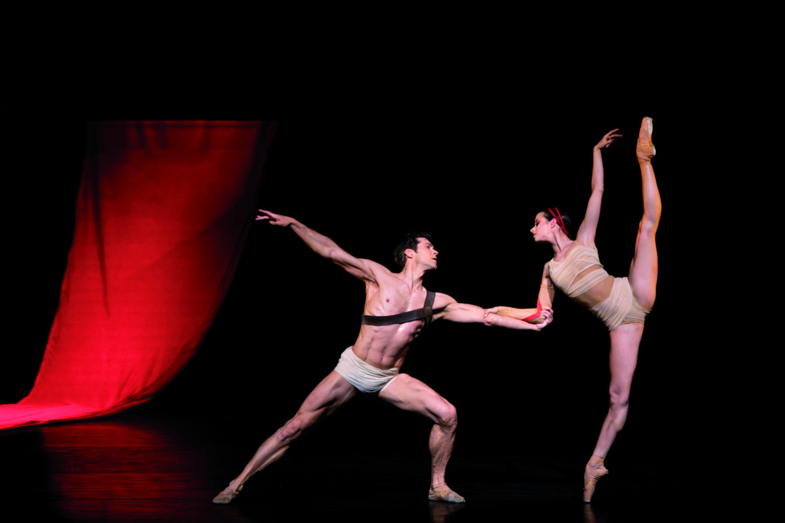 Finalmente, per la prima volta in Italia, al TAM lo straordinario balletto Caravaggio con Roberto Bolle di Mauro Bigonzetti, atteso come evento speciale!
Promotore del progetto nonché interprete protagonista di Caravaggio è l’Étoile scaligera Roberto Bolle, ambasciatore della cultura italiana nel mondo e portavoce della diffusione del balletto come forma d’arte accessibile e dedicata a tutti. Accanto a lui, alcuni tra i migliori danzatori solisti di caratura internazionale, insieme ad un corpo di ballo cre