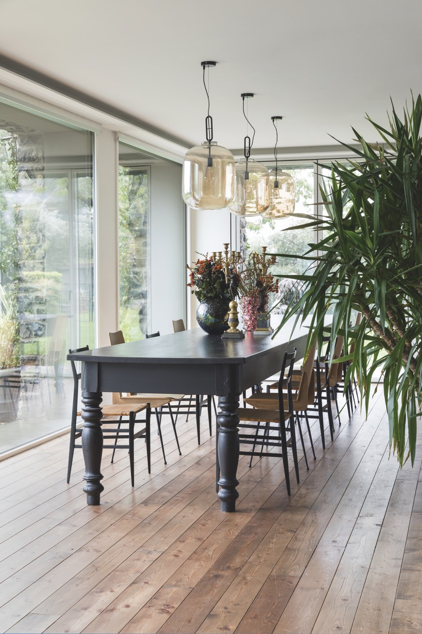 Gio Ponti’s 699 Superleggera chairs and 1950s-60s chairs by Carlo Ratti surround the dining table