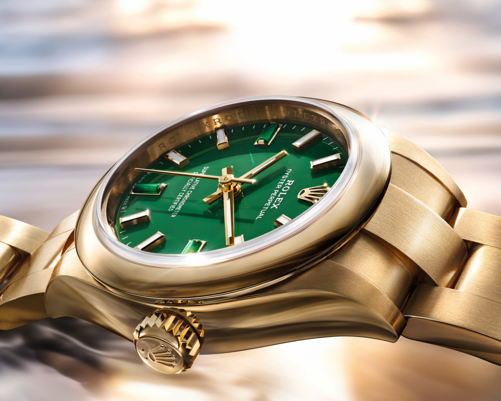 Green dial and Heliotrope indexesof the Oyster Perpetual 28