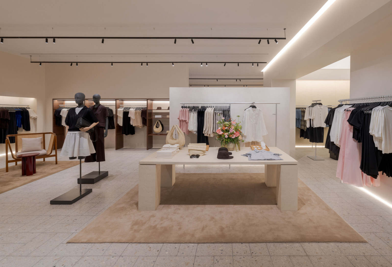 Mengusung filosofi minimalisme elegan, COS merayakan materialitas, desain, dan koleksi Spring Summer 2026