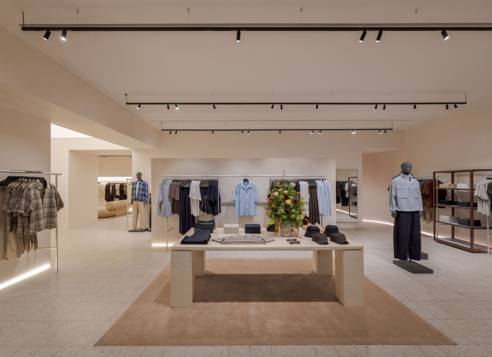 Mengusung filosofi minimalisme elegan, COS merayakan materialitas, desain, dan koleksi Spring Summer 2026