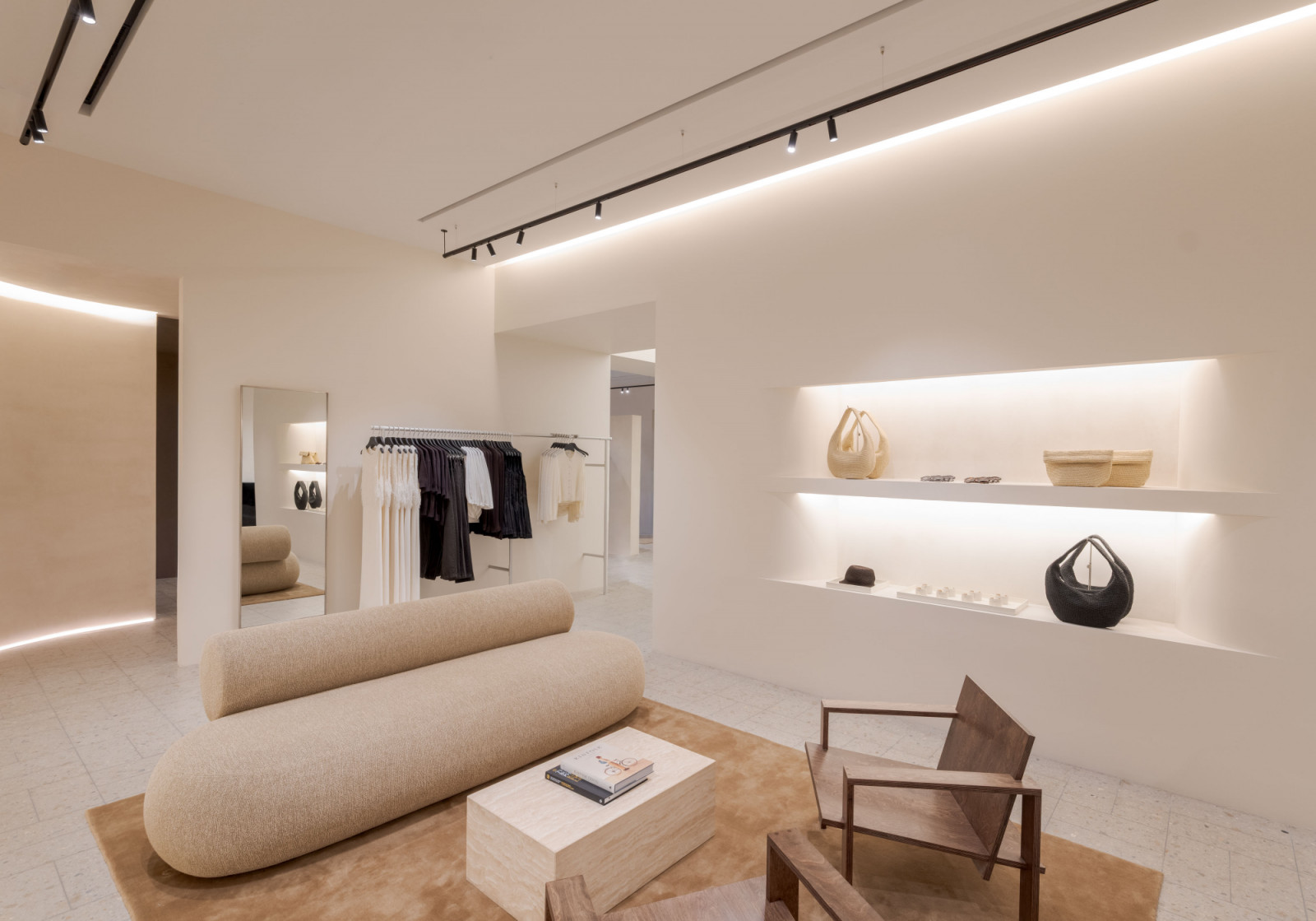 Mengusung filosofi minimalisme elegan, COS merayakan materialitas, desain, dan koleksi Spring Summer 2026