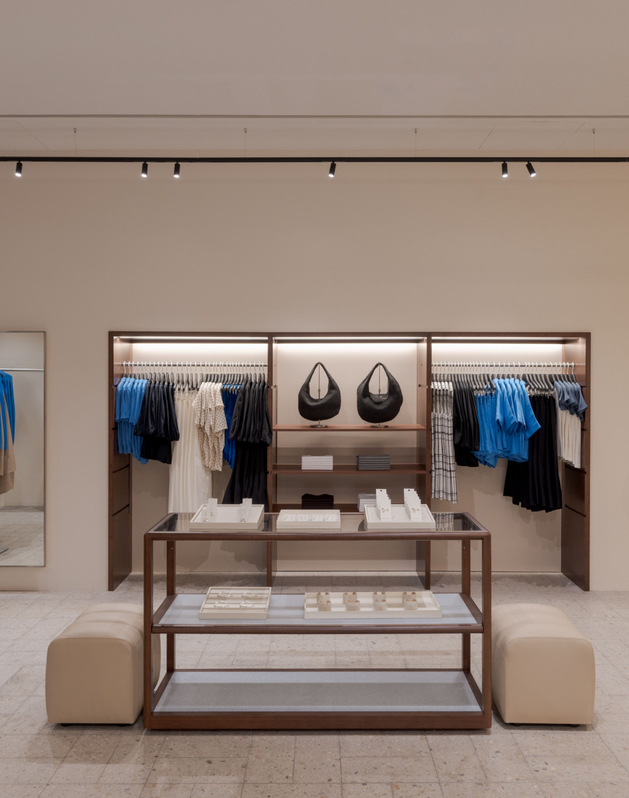Mengusung filosofi minimalisme elegan, COS merayakan materialitas, desain, dan koleksi Spring Summer 2026