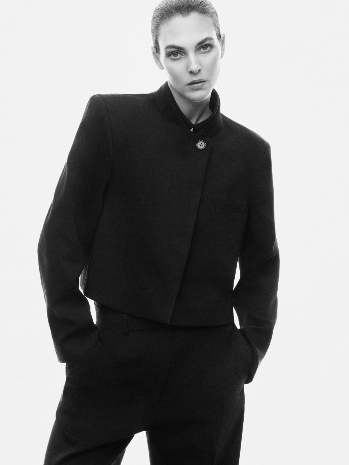 Mengusung filosofi minimalisme elegan, COS merayakan materialitas, desain, dan koleksi Spring Summer 2026