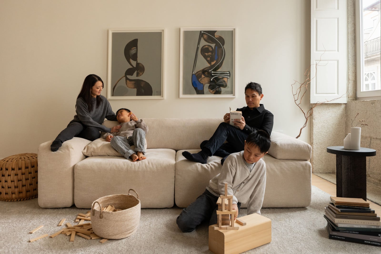 Thiết kế người Singapore Gabriel Tan và gia đình anh ấy sử dụng sofa của ClassiCon