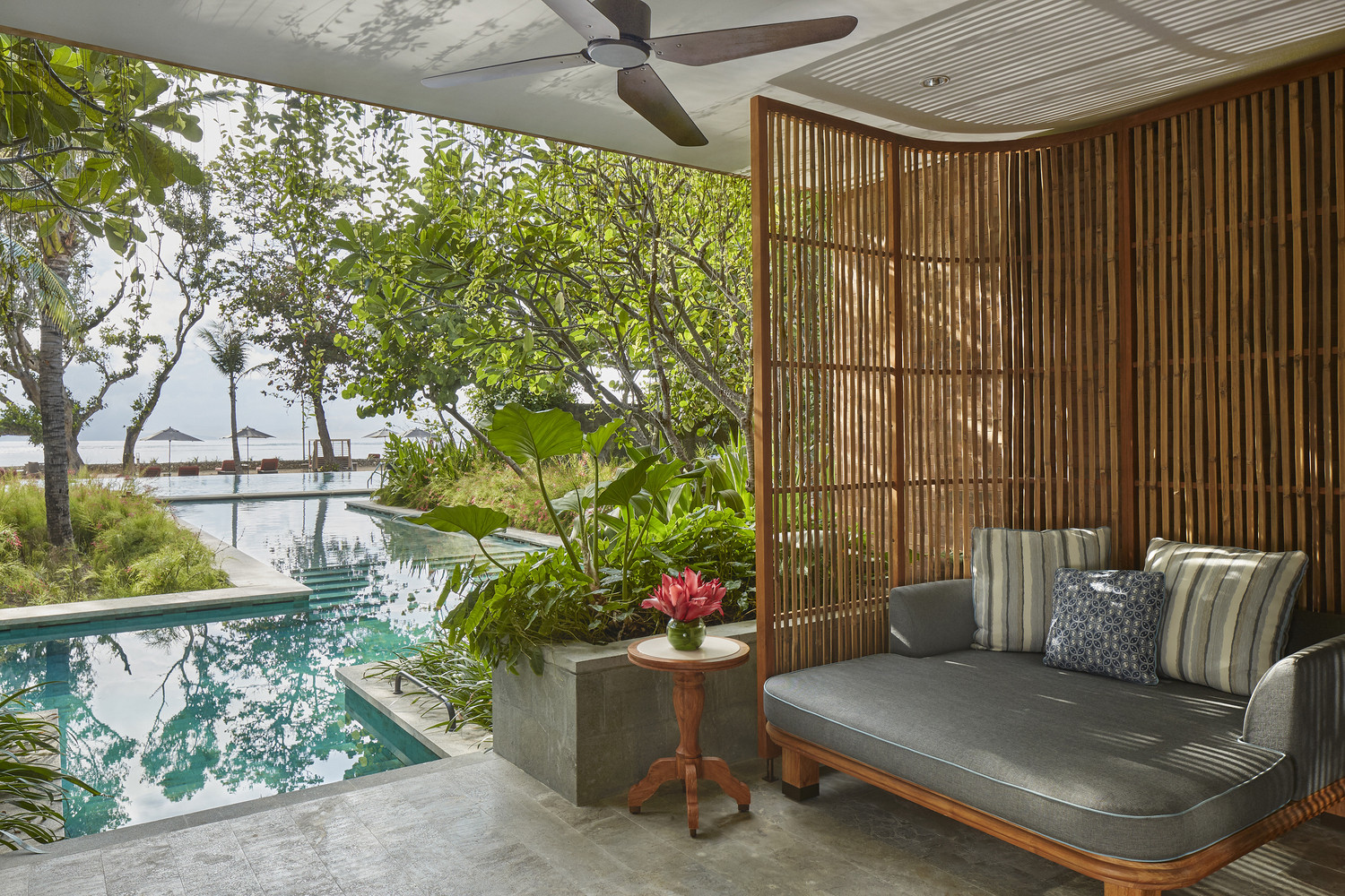 Nikmati pemandangan laut dari teras kamar di Andaz Bali