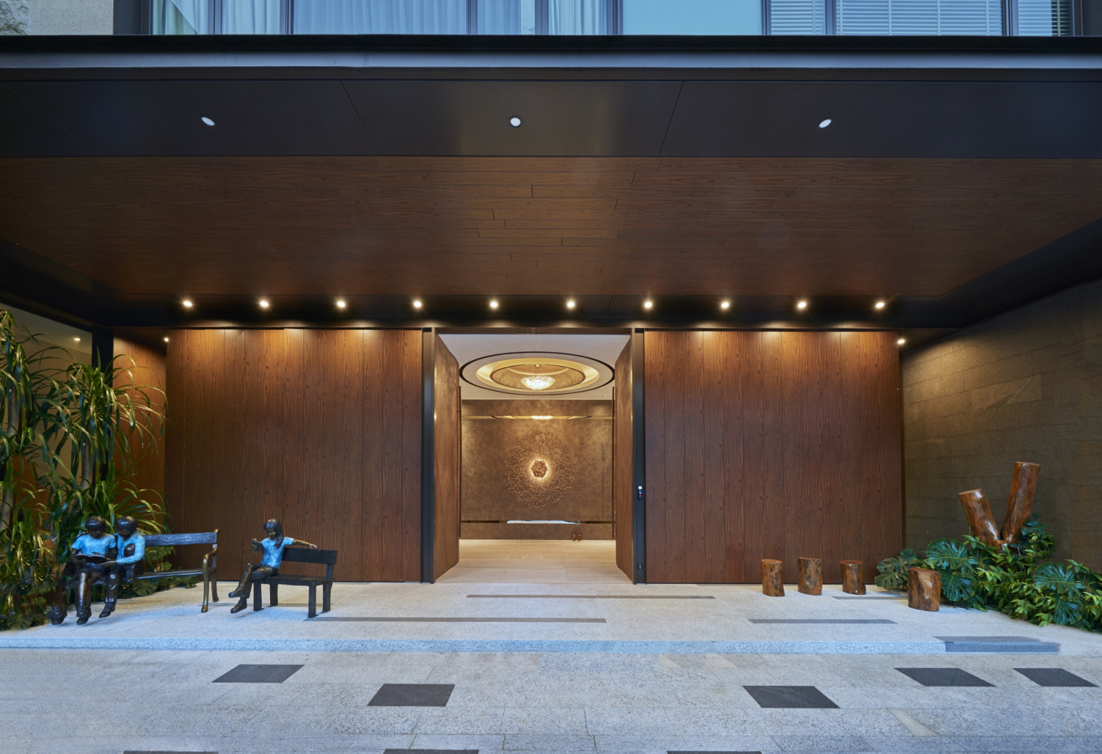 Setting the tone is 6.6m feature wall in the foyer, where a large glass-and-bronze light from Serip’s Coral collection stands out against a stucco backdrop