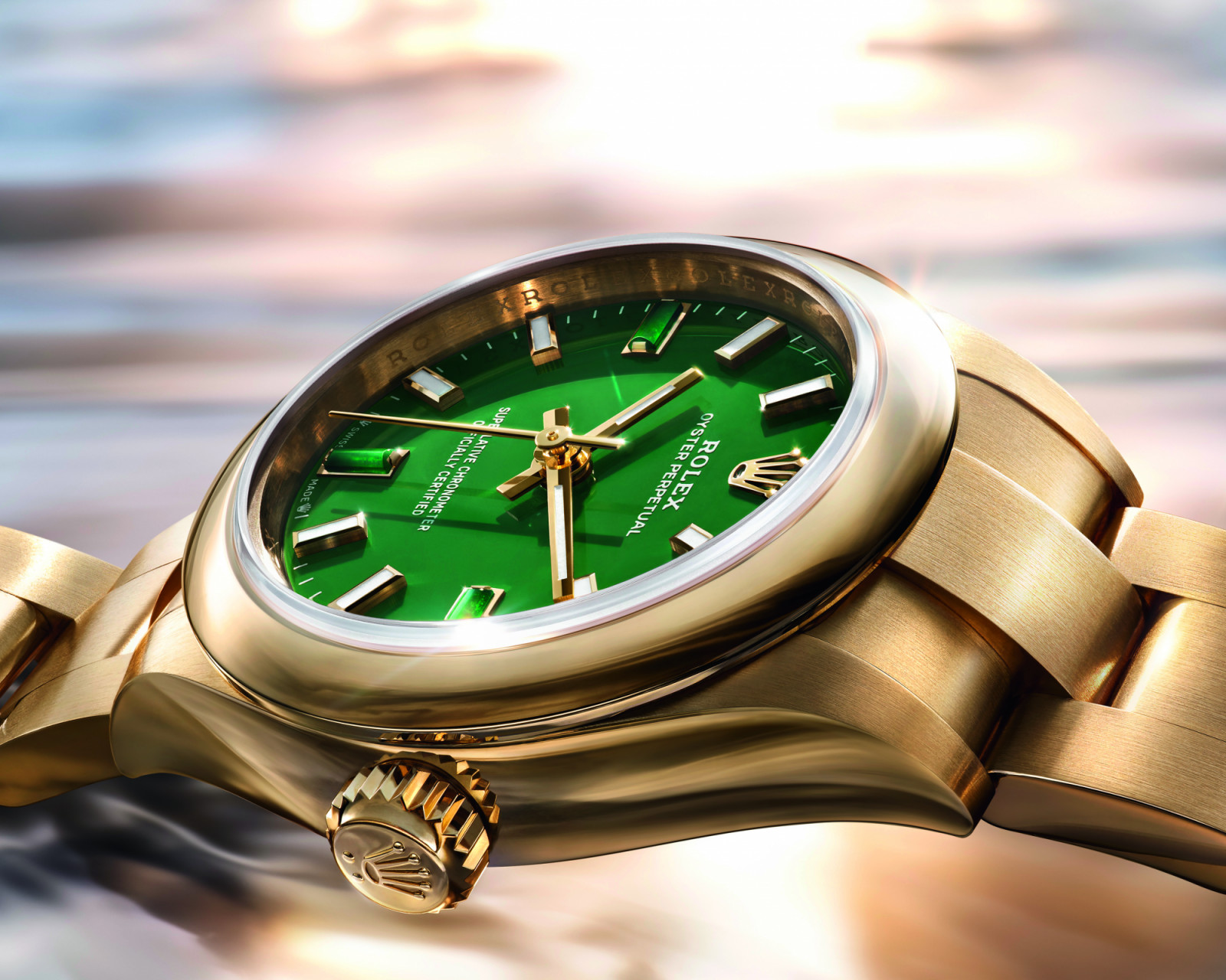 Green dial and Heliotrope indexesof the Oyster Perpetual 28