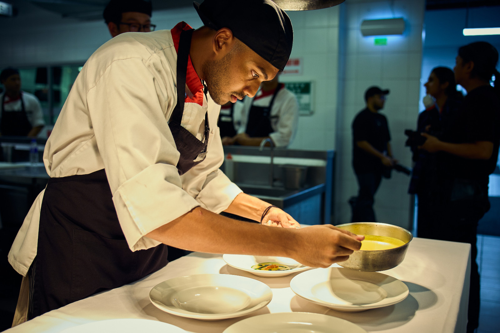 Students experienced masterclasses with their mentors in the morning, leading up to dinner preparation to put into practice the techniques they had learned