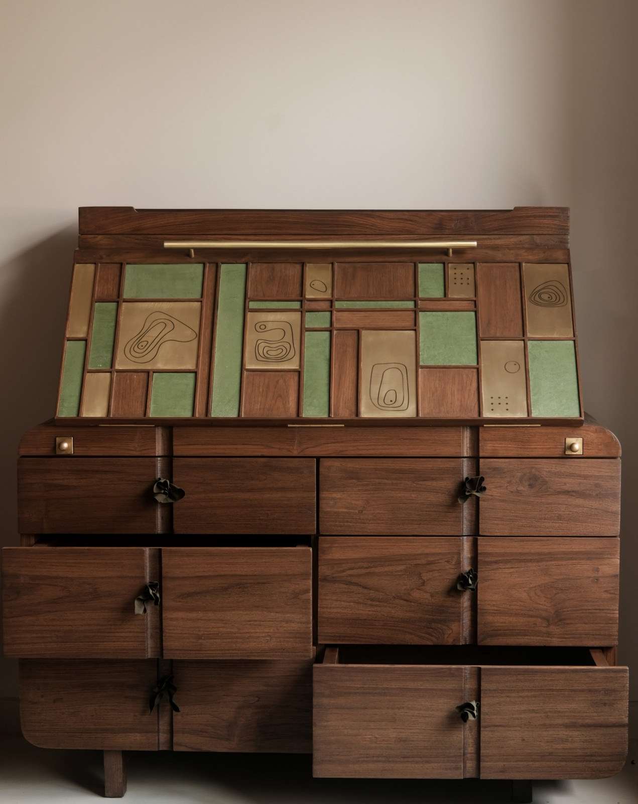 Design ni Dukaan’s Gyaan Peeu, a blend of a study table and chest of drawers that represents Indian furniture