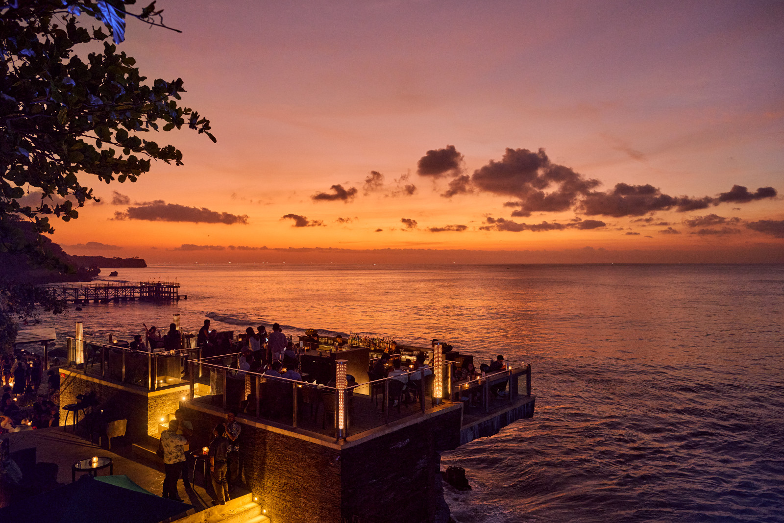 Matahari terbenam di Rock Bar, Bali