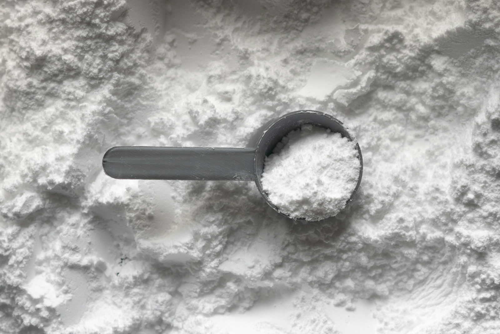 Learn all about how creatine can help your brain function, hormone regulation, sleep and muscle recovery | Photo: HowToGym / Unsplash