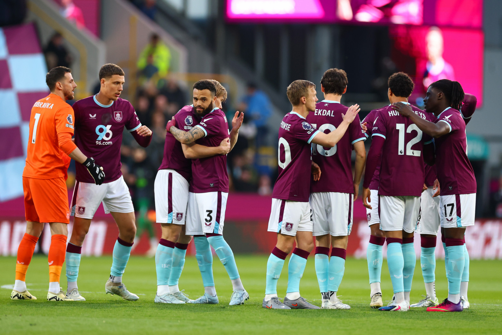 BURNLEY, ENGLAND - APRIL 22: Burnley players embrace ahead of the Premier League match between Burnley and Manchester City at Turf Moor on April 22, 2026 in Burnley, England. (Photo by Chris Brunskill/Fantasista/Getty Images)