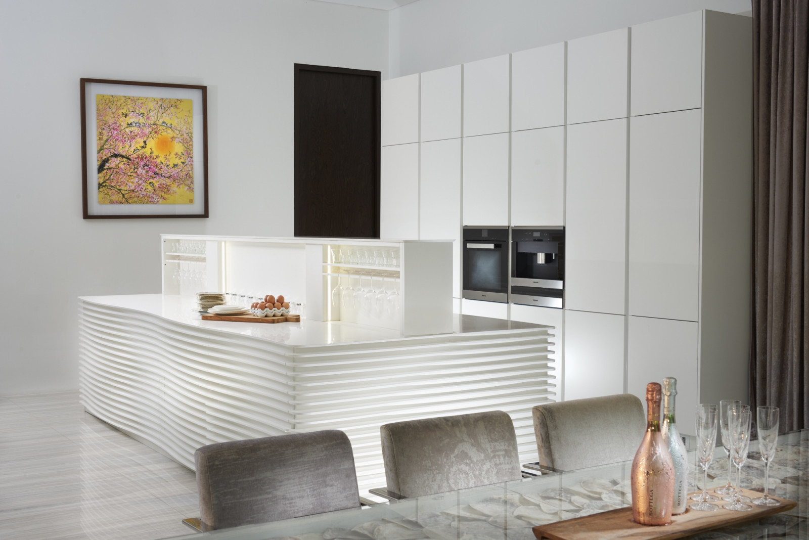 The day kitchen island with a retractable centre display divider