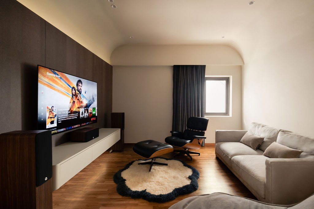 The cosy family lounge offers a darker, more enclosed setting, outfitted with a full sound system