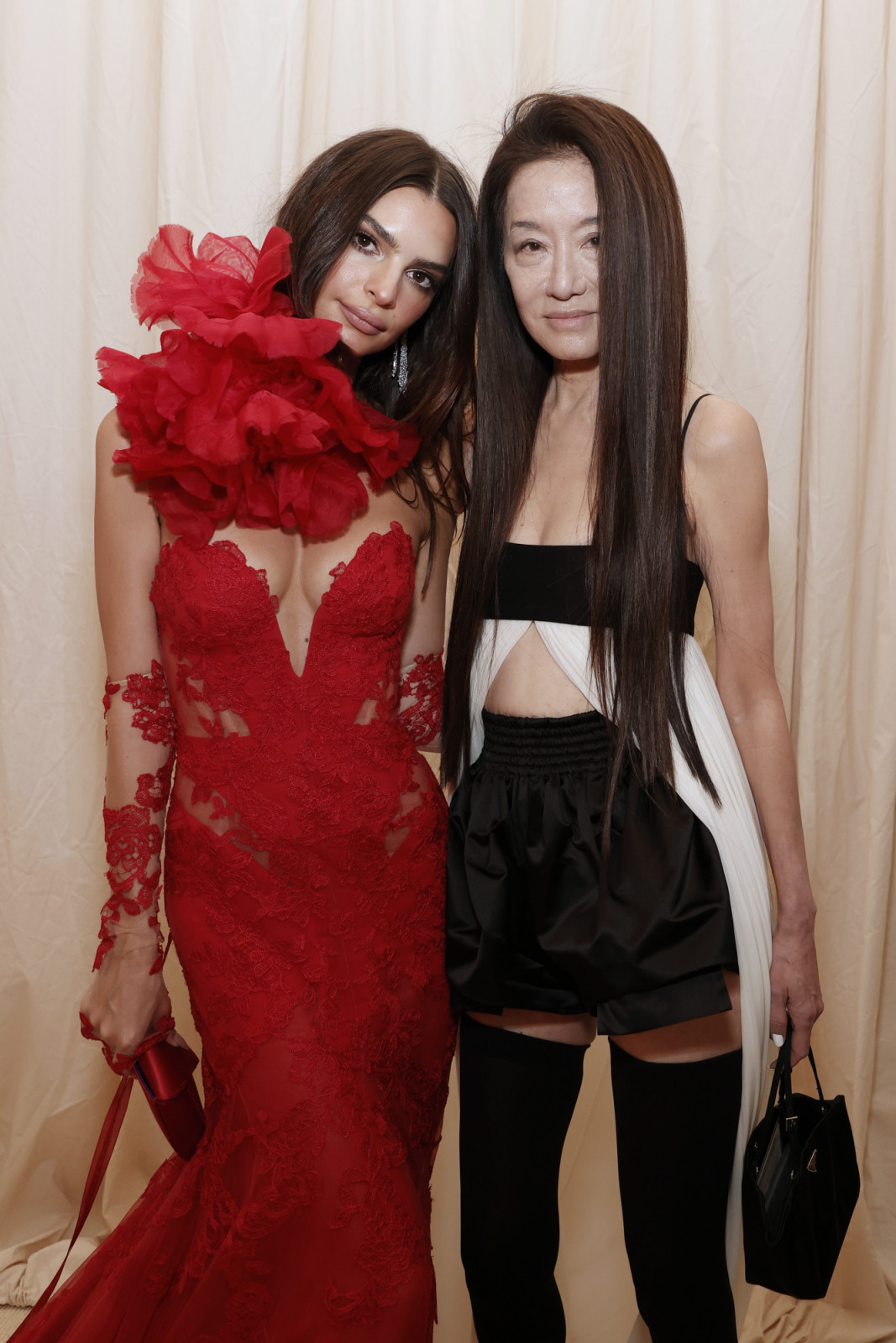 NEW YORK, NEW YORK - SEPTEMBER 13: Emily Ratajkowski and Vera Wang attend The 2021 Met Gala Celebrating In America: A Lexicon Of Fashion at Metropolitan Museum of Art on September 13, 2021 in New York City. (Photo by Arturo Holmes/MG21/Getty Images)