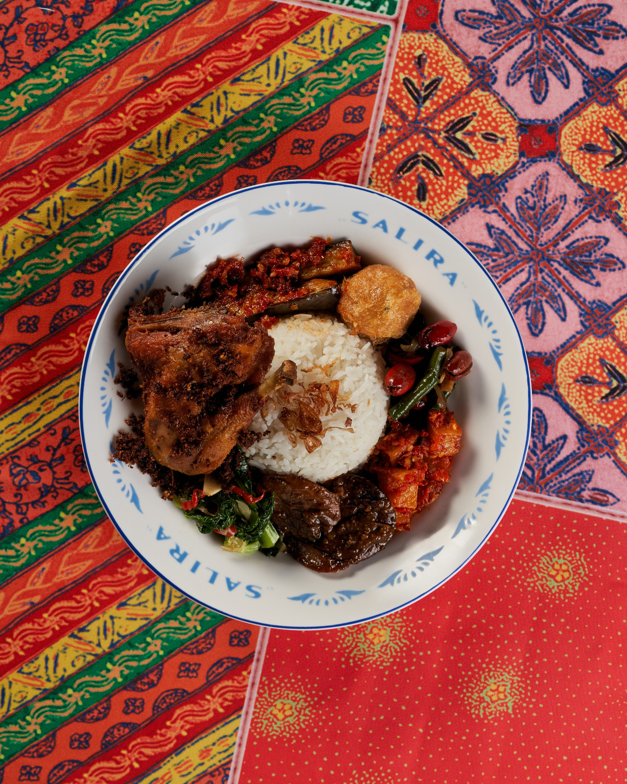 Tunjuk dan dapatkan hidangan nasi rames dengan lauk pauk pilihan Anda