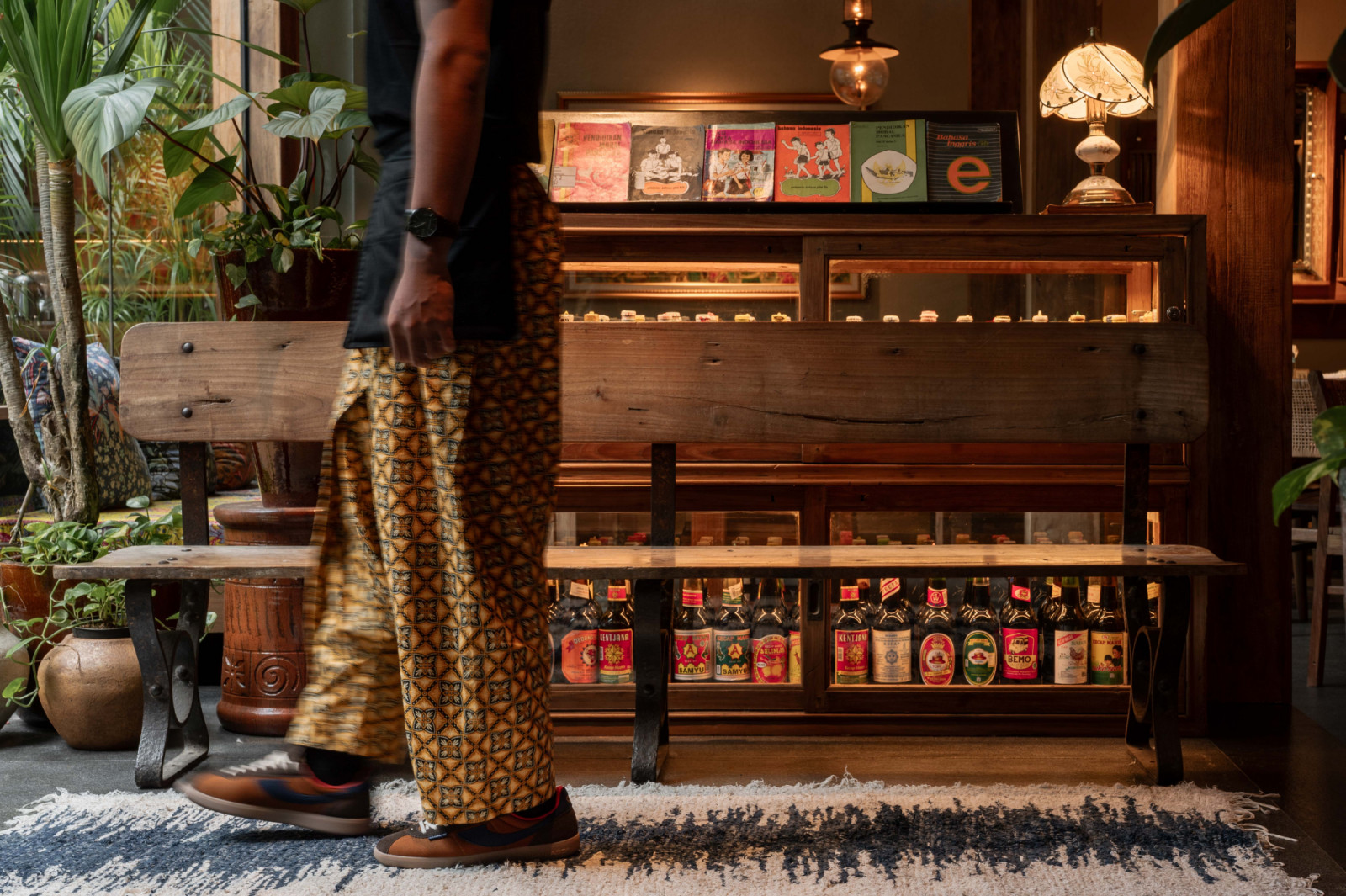 Desain interior Salira yang sarat nostalgia dan sentuhan artisan Nusantara