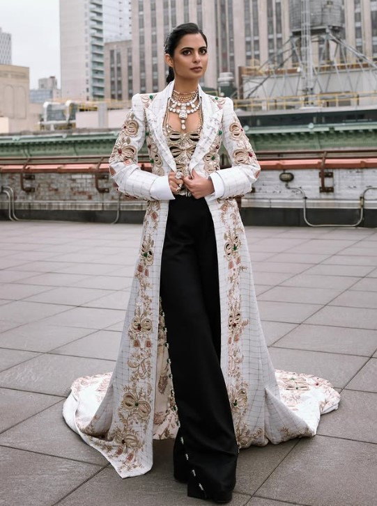 Isha Ambani in Anamika Khanna. (Photo: courtesy of
@anamikakhanna.in/Instagram)