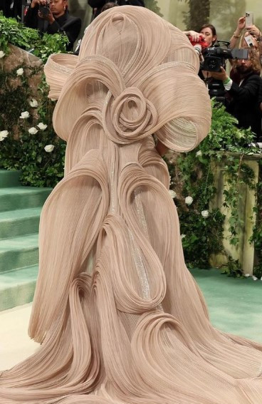 The back of Mindy Kaling’s Gaurav Gupta gown at the 2024 Met Gala. (Photo: courtesy of @gauravguptaofficial/Instagram)