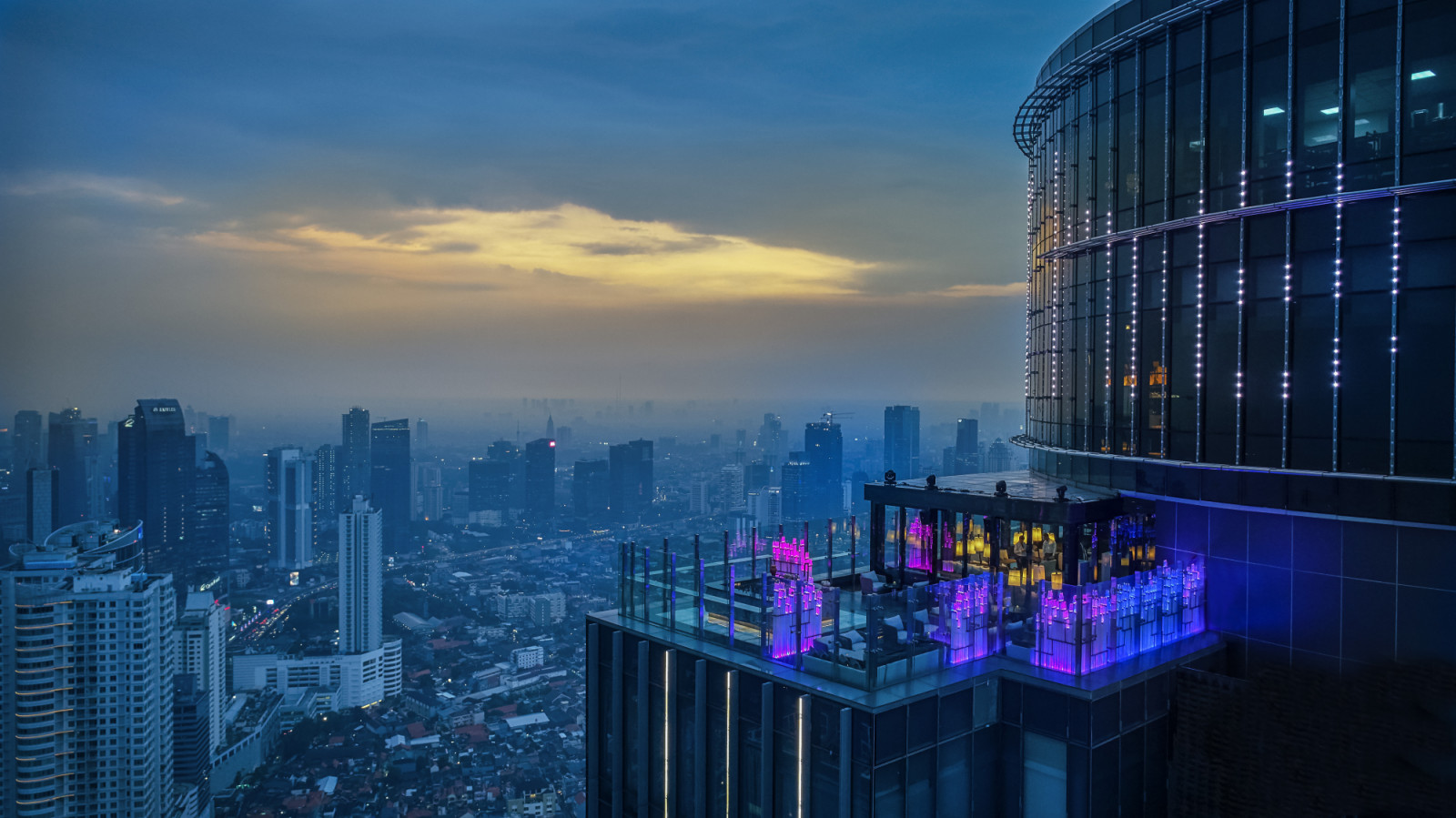 Cita rasa Nikkei dan cakrawala kota Jakarta dapat dinikmati dari Henshin