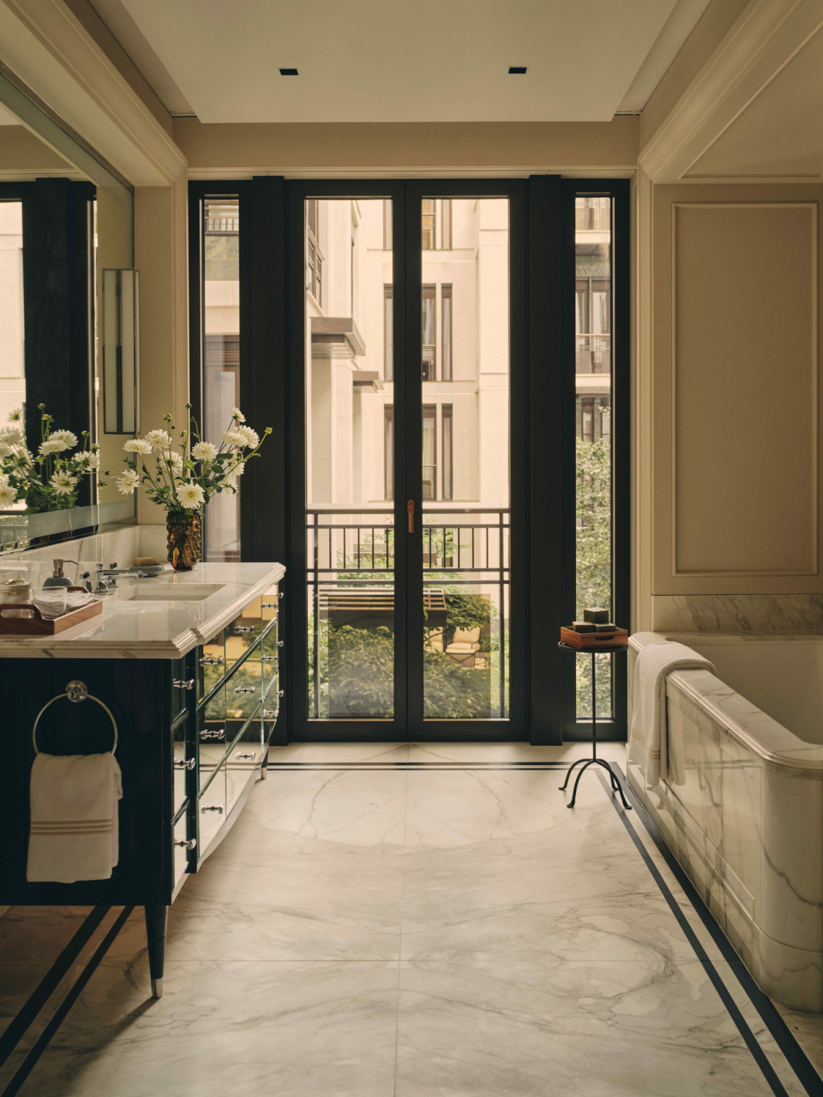 A tailored luxurious atmosphere in the bathroom with doors opening inwards