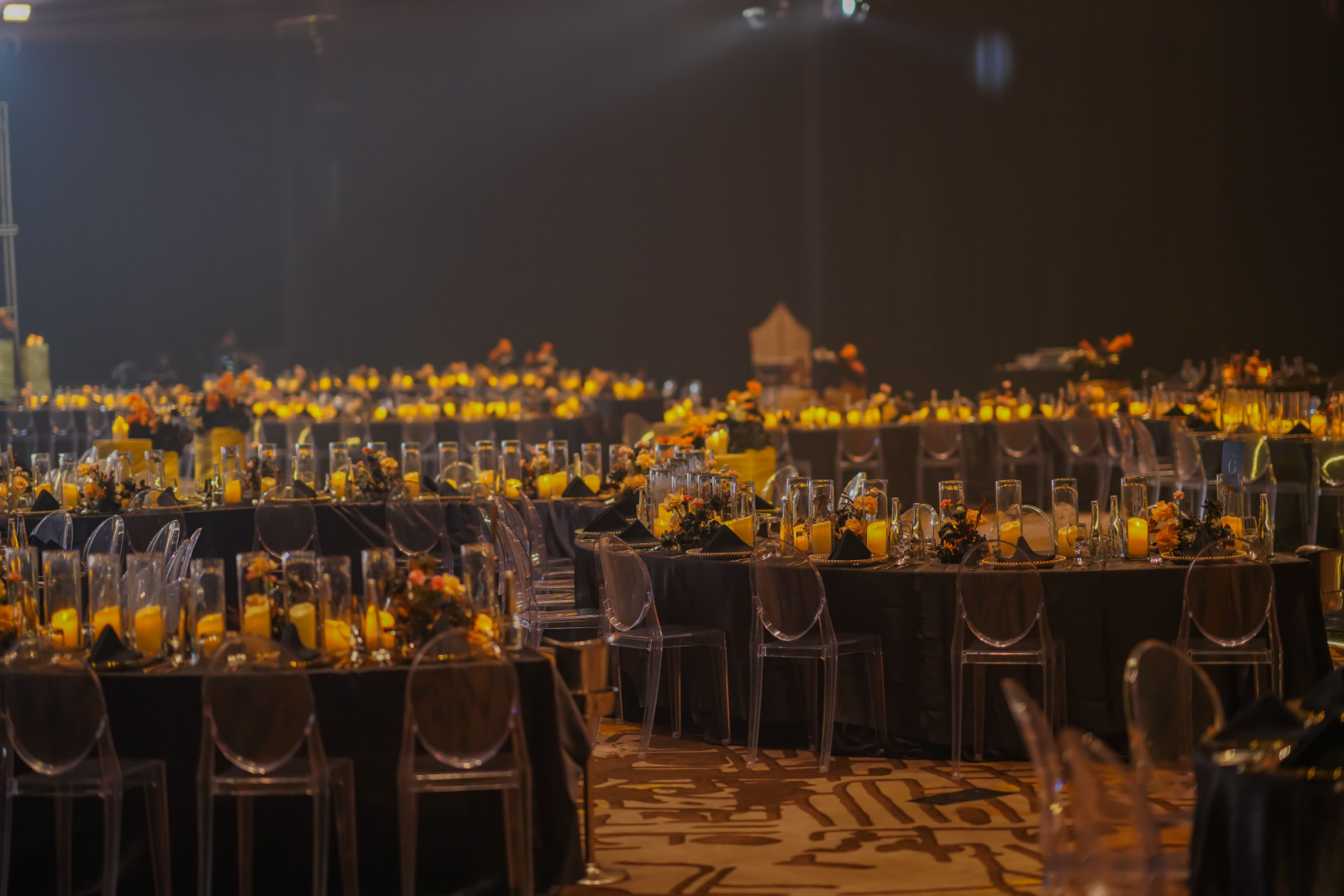 Sentuhan artistik dari Designmill Co. mengubah Bali Beach Convention Center menjadi dramatis
