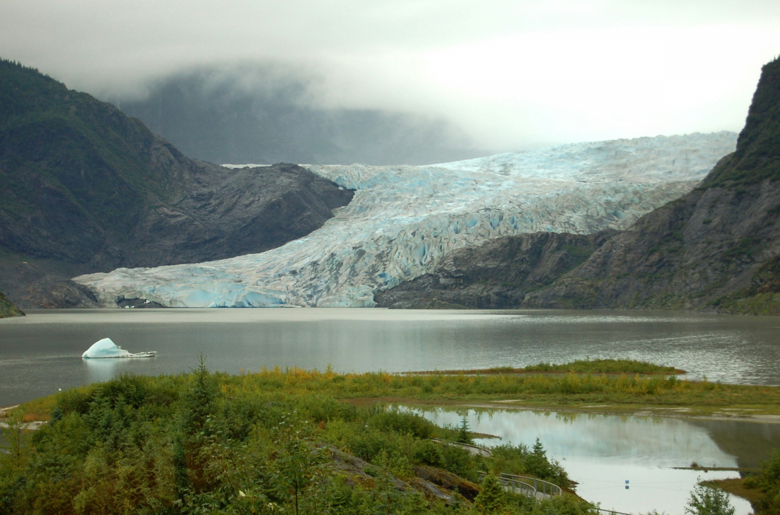 Mendenhall Glacier provides beginner hikes near Juneau via canoe or heli, featuring flat ice and seal sightings (Photo: Matt Artz/Unsplash)