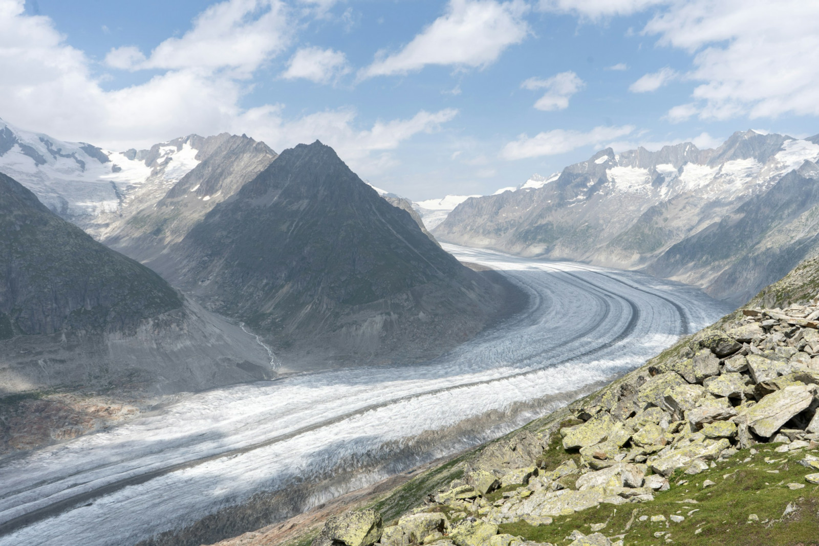 Aletsch Glacier offers guided hikes from Jungfraujoch station for beginners, with minimal elevation and rail access (Photo: Meizhi Lang/Unsplash)