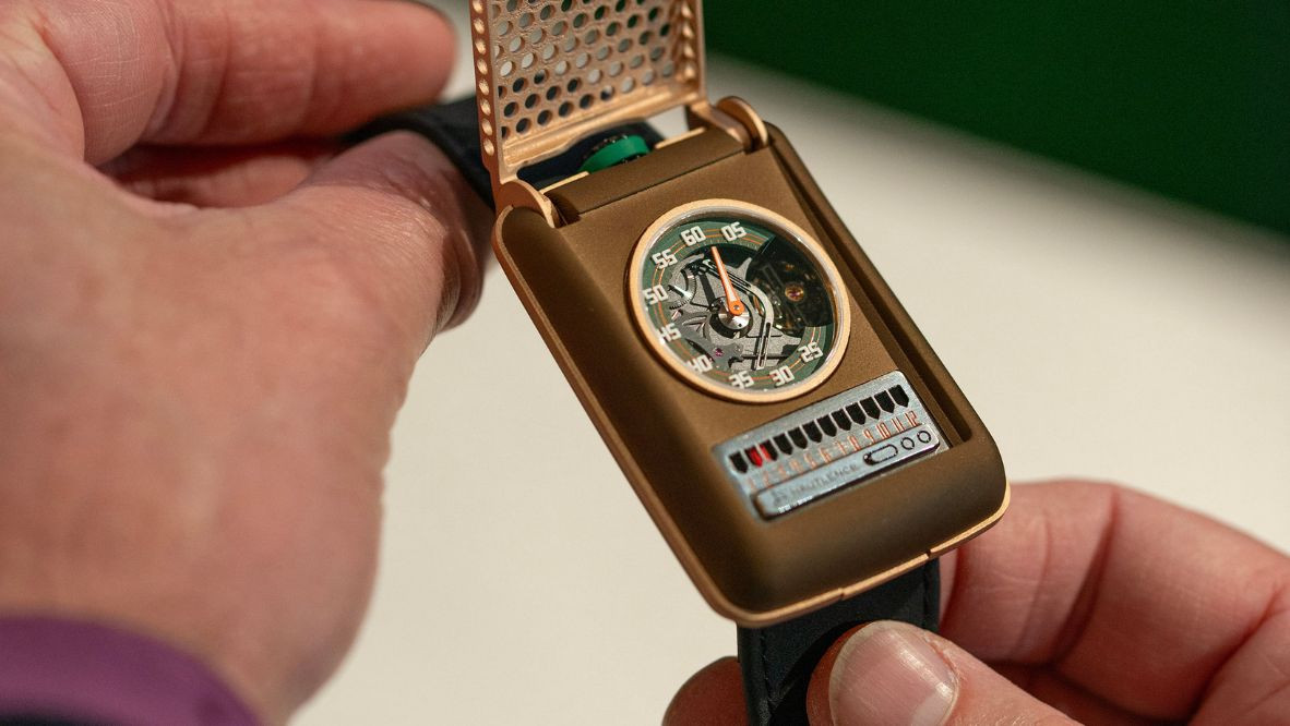 Hautlence Retrovision ’64 features a linear jumping hour display