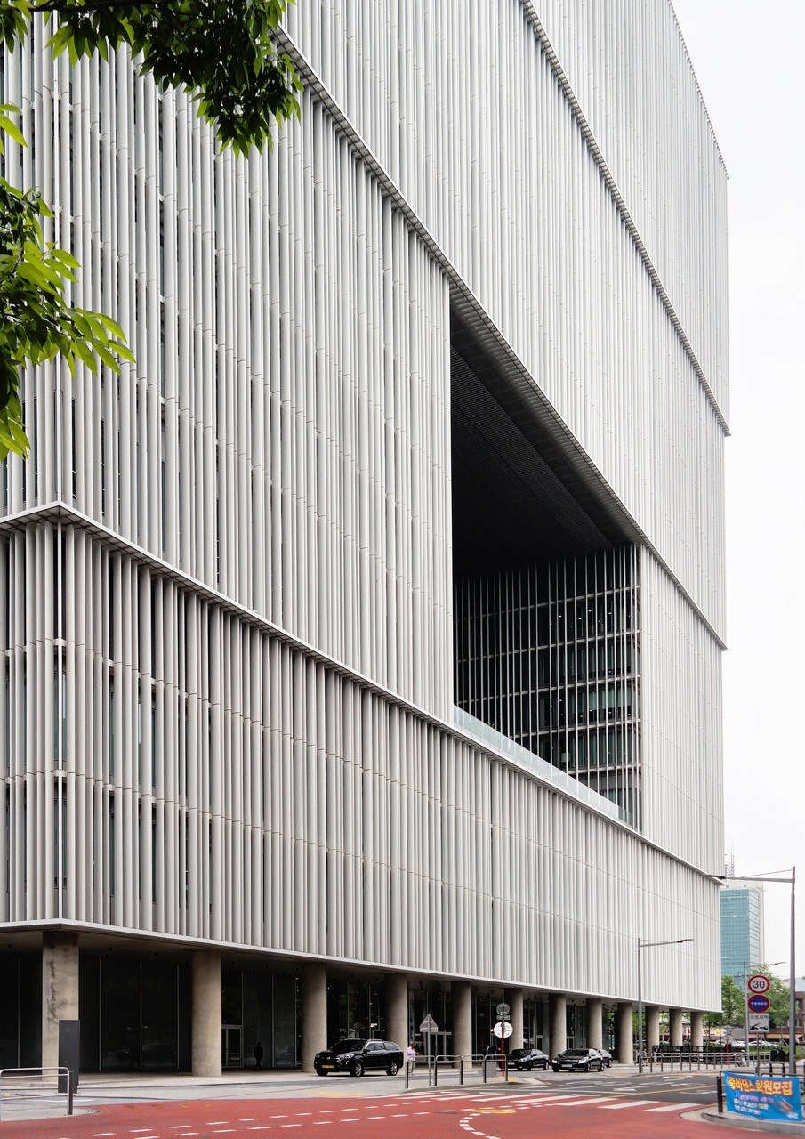 A close view of the aluminium brise-soleil screen and façade opening of the Amorepacific headquarters in Yongsan-gu, Seoul, designed by David Chipperfield Architects Berlin and completed in 2017 (Photo: iStock)