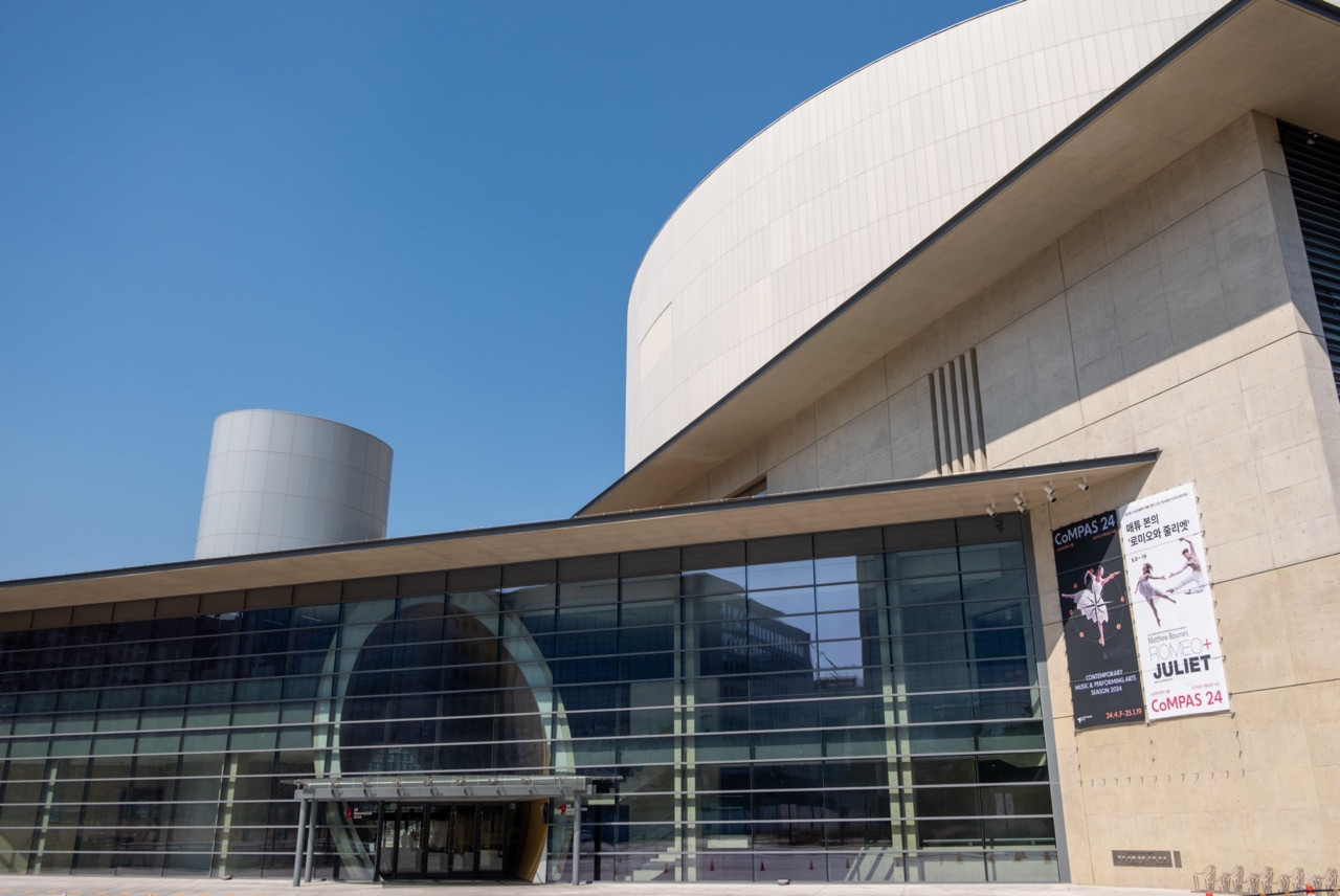 The exterior of LG Arts Centre Seoul in Magok, designed by Tadao Ando Architect & Associates with Gansam, showing the main entrance to the 1,335-seat LG SIGNATURE Hall performance venue (Photo: iStock)