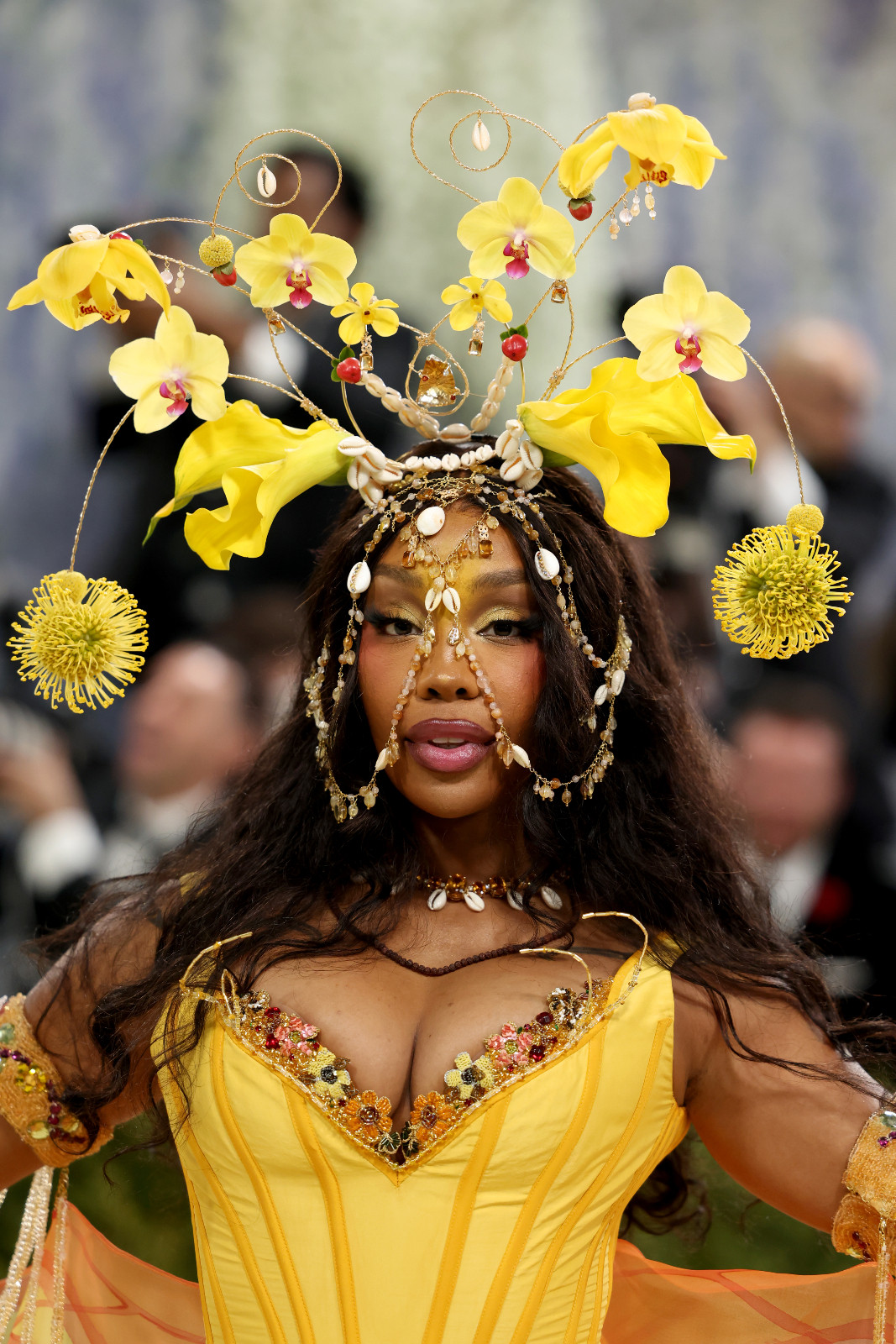 SZA blooms in Bode’s golden garden via bronzed glow and protea crown at the 2026 Met Gala (Photo: John Shearer/WireImage)