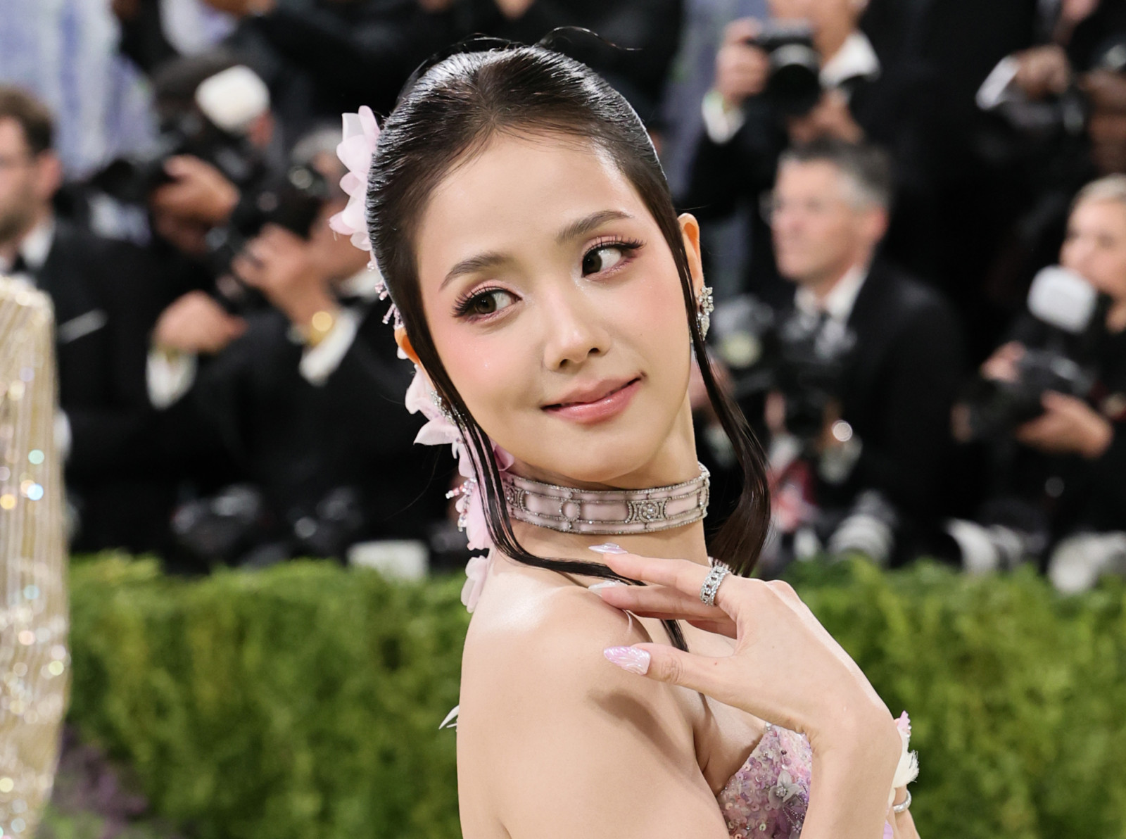 NEW YORK, NEW YORK - MAY 04: Jisoo attends the 2026 Met Gala celebrating "Costume Art" at the Metropolitan Museum of Art on May 04, 2026 in New York City. (Photo by Theo Wargo/FilmMagic)
