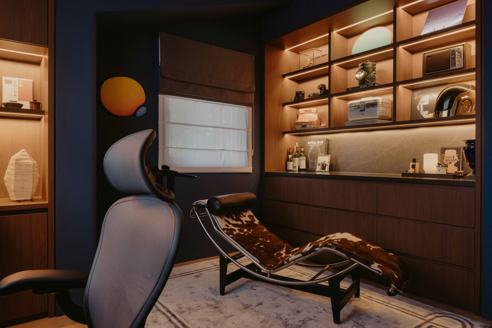 Lennard’s masculine study features a cobalt wall and the iconic LC4 Chaise Longue by Le Corbusier, Pierre Jeanneret and Charlotte Perriand for Cassina, upholstered in cowhide