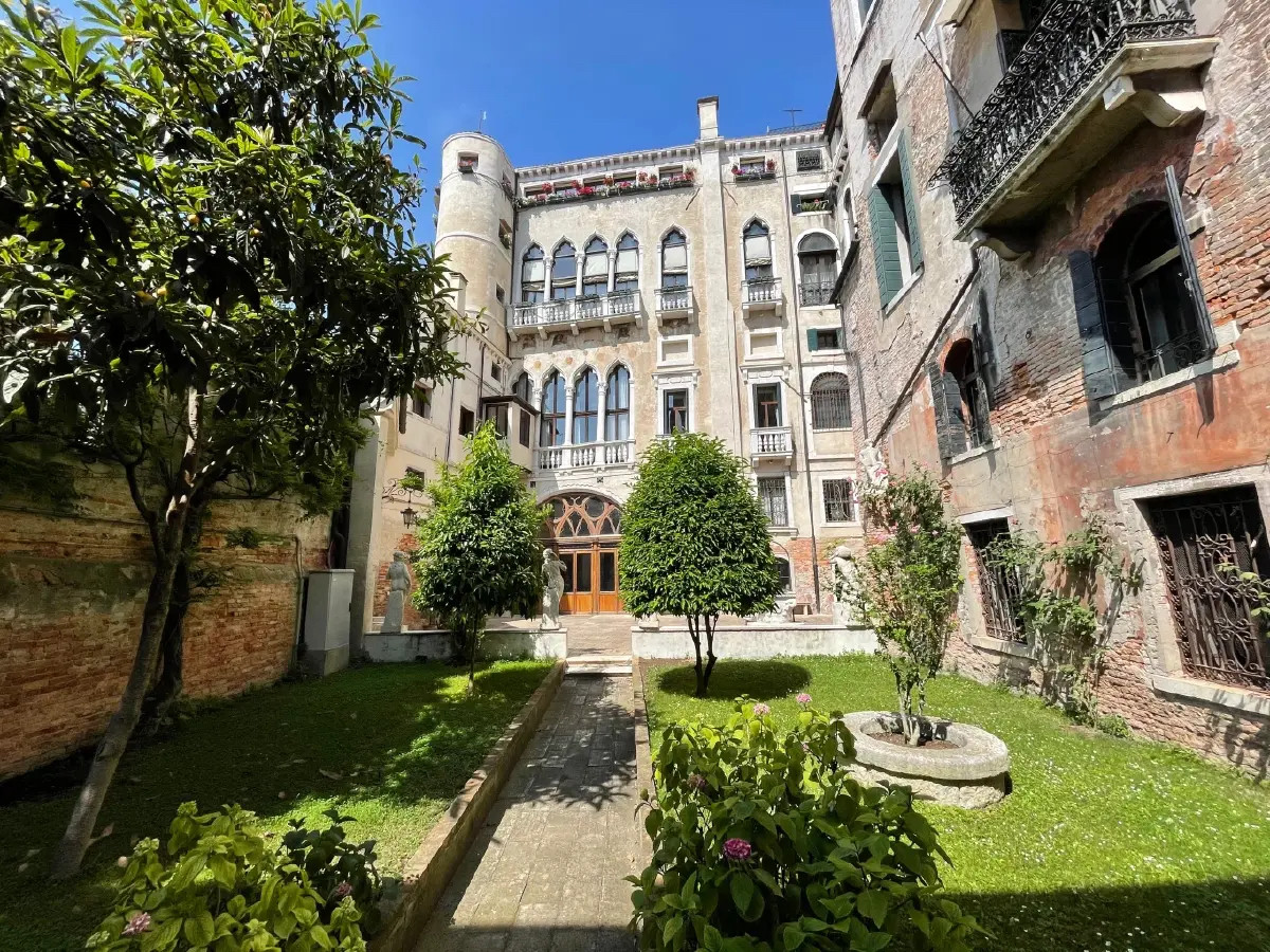 Palazzo Rocca Contarini Corfù สถานที่จัดนิทรรศการ ‘วิญญาณข้ามมหาสมุทร 2026’ ณ นครเวนิส