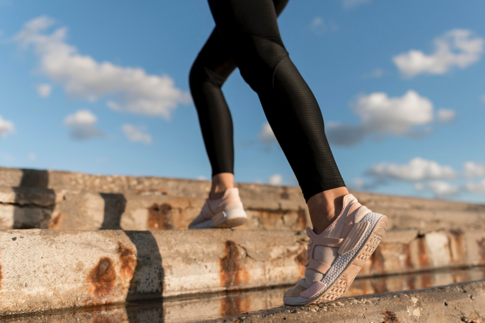Stress urinary incontinence and running reveals how postnatal recovery can miss key aspects of pelvic floor support. Learn more about what to ask about running after childbirth and how to recover safely with expert guidance (Photo: Freepik)