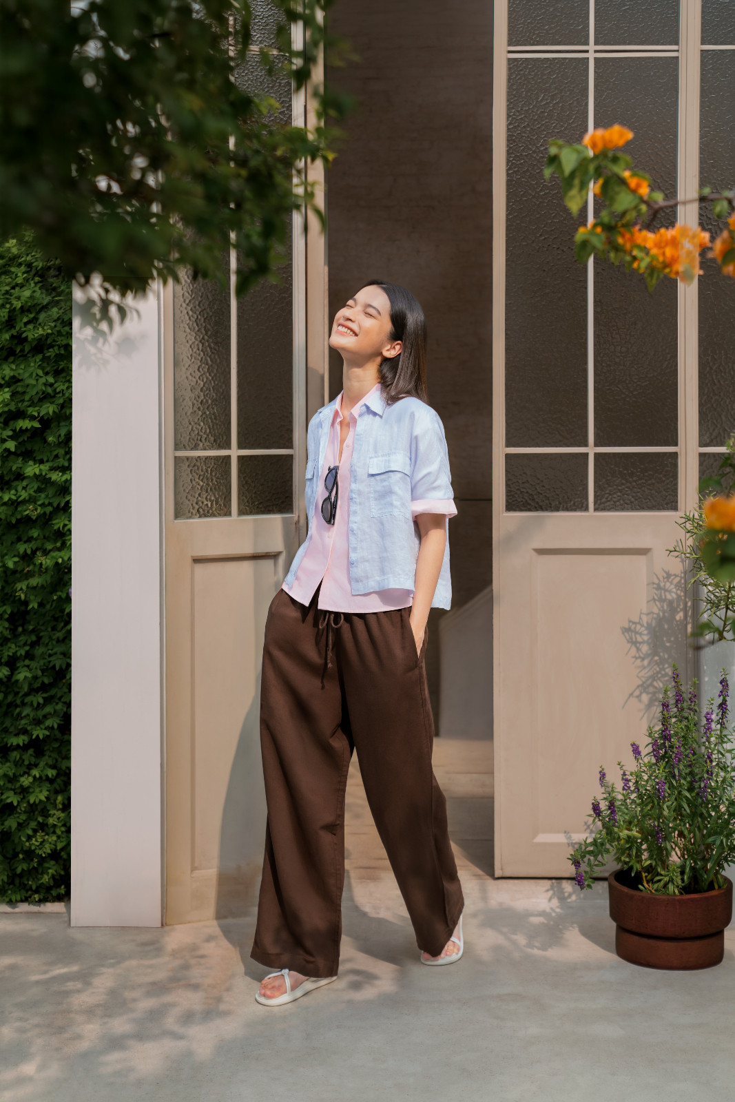 Sentuhan playful hadir lewat layering koleksi premium linen bergaya boxy dengan JW Anderson Boxy shirt.