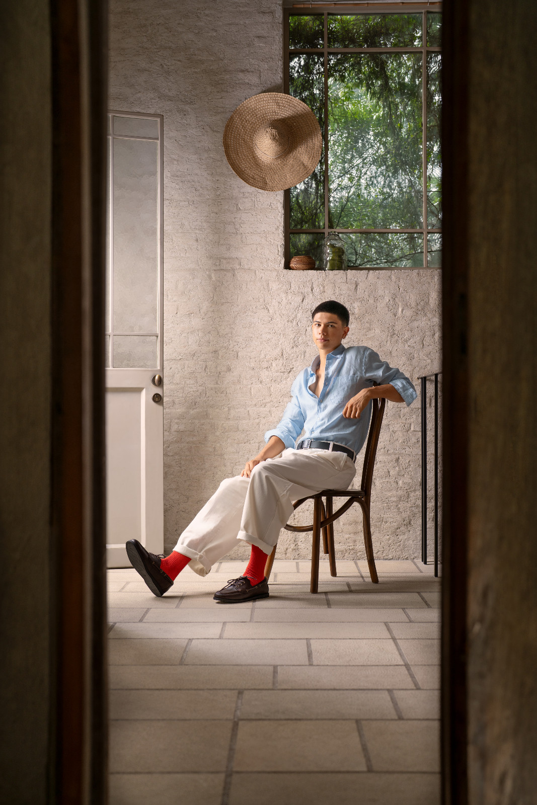Barrel pants berpotongan bold berpadu sempurna dengan kemeja premium linen.