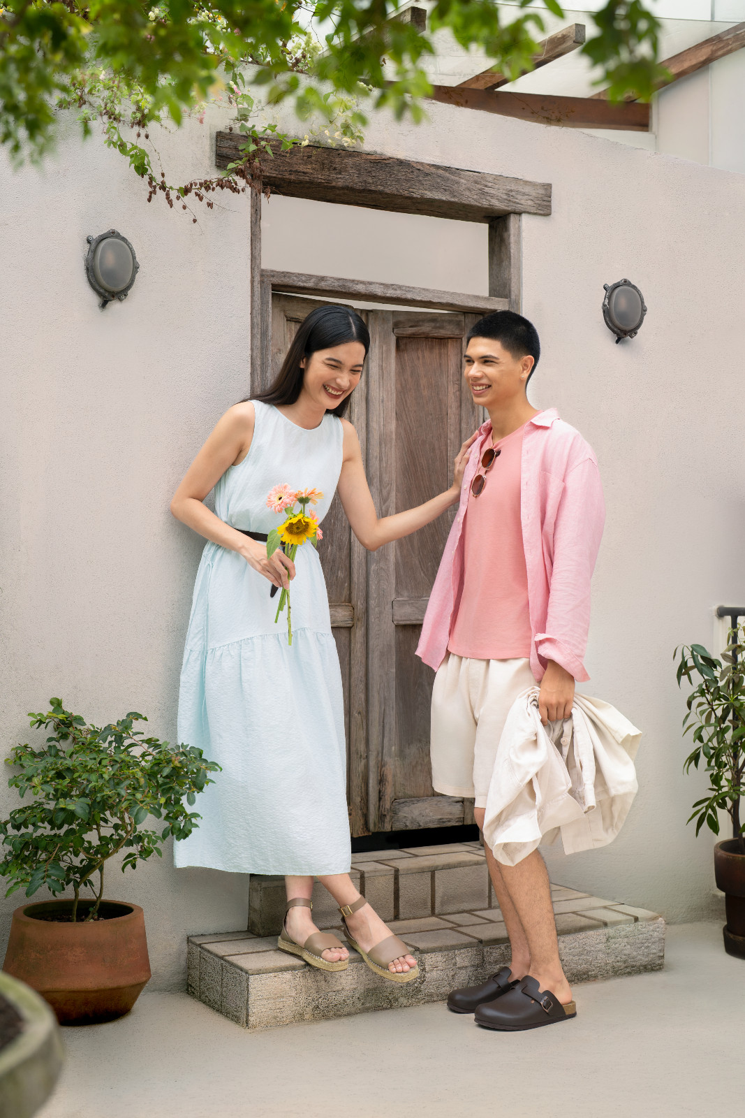 Koleksi ini hadir dalam dress biru langit hingga perpaduan kaos, linen shirt, dan linen short pants yang effortless untuk menemani gaya sepanjang hari.