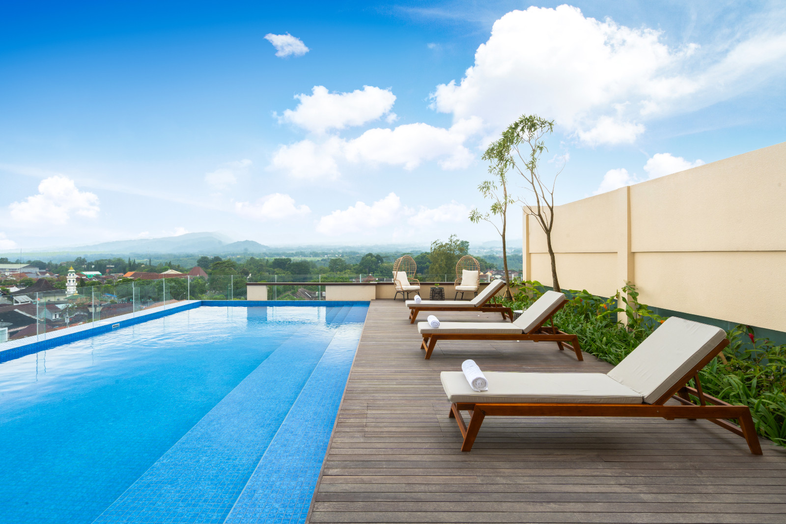 Rooftop pool dengan pemandangan kota Magelang yang berbukit-bukit