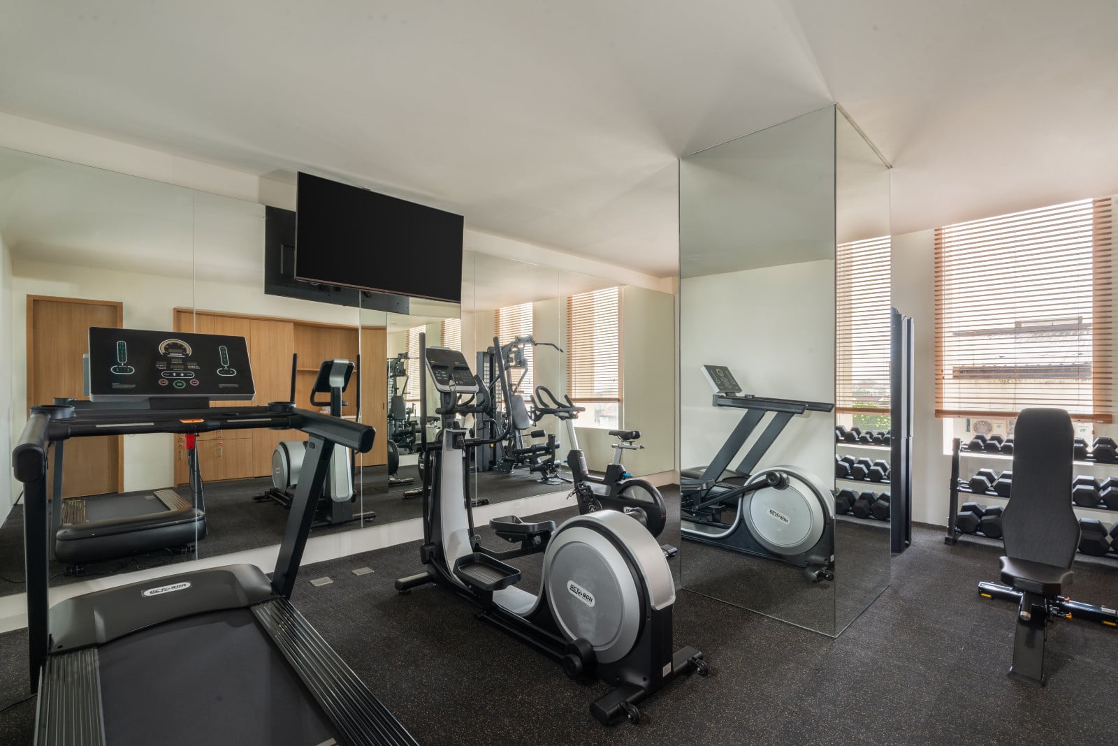Fasilitas gym di hotel Magelang
